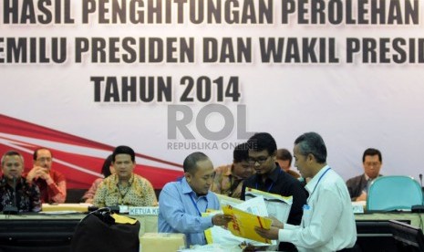 Petugas melakukan rekapitulasi suara Pemilihan Presiden dan Wakil Presiden (Pilpres) 2014-2019 untuk TPS luar negeri (TPSLN) di Gedung KPU Pusat, Jakarta, Kamis (17/7).(Republika/Aditya Pradana Putra)