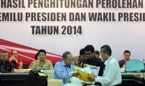 Petugas melakukan rekapitulasi suara Pemilihan Presiden dan Wakil Presiden (Pilpres) 2014-2019 untuk TPS luar negeri (TPSLN) di Gedung KPU Pusat, Jakarta.