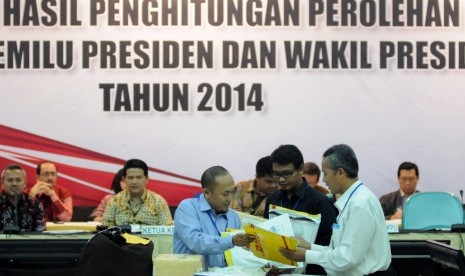 Petugas melakukan rekapitulasi suara Pemilihan Presiden dan Wakil Presiden (Pilpres) 2014-2019 untuk TPS luar negeri (TPSLN) di Gedung KPU Pusat, Jakarta, Kamis (17/7). 