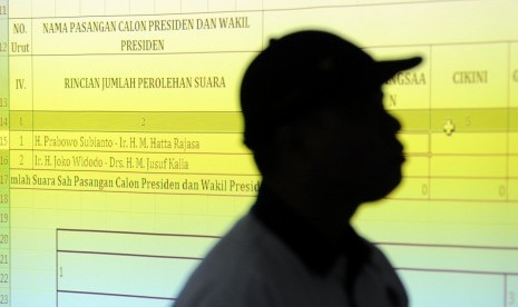 Petugas melakukan rekapitulasi surara Pilpres 2014-2019 