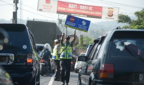  Petugas melakukan rekayasa Arus lalulintas di jalur selatan Jabar lintas Nagreg, Jawa Barat, Rabu (15/7).