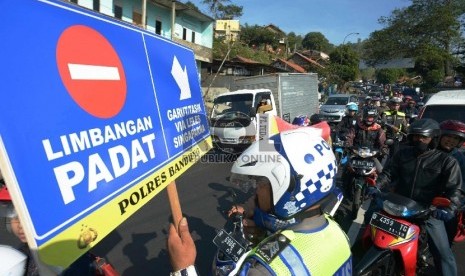 Petugas melakukan rekayasa Arus lalulintas di jalur selatan Jabar lintas Nagreg. ilustrasi