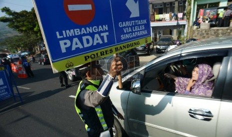 Petugas melakukan rekayasa Arus lalulintas di jalur selatan Jabar lintas Nagreg, Jawa Barat, Rabu (15/7).