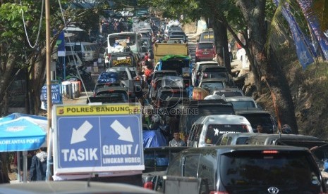 Petugas melakukan rekayasa Arus lalulintas di jalur selatan Jabar lintas Nagreg, Jawa Barat, Rabu (15/7).