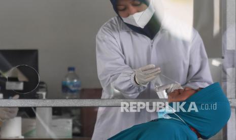 Tes Covid-19. Menteri Kesehatan Budi Gunadi Sadikin menyebut kenaikan kasus Covid-19 akibat penyebaran varian omicron akan tinggi hingga tekanan terhadap layanan rumah sakit juga tinggi. Pasien OTG dan gejala ringan pun disarankan isolasi mandiri.