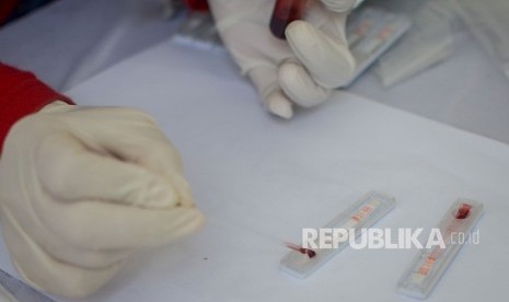 Petugas melakukan tes HIV pada darah seorang warga saat pemeriksaan HIV secara gratis. YPI mencatat 33 persen penderita HIV adalah perempuan