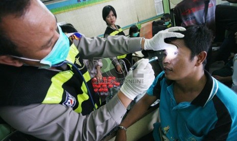  Petugas melakukan tes kesehatan pengemudi bus antarkota dan antarprovinsi di Terminal Cicaheum, Bandung, Selasa (6/8).  (Republika/Edi Yusuf)