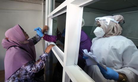 Petugas melakukan tes usap Polymerase Chain Reaction (PCR) COVID-19 terhadap calon haji kloter pertama dari Kota Banda Aceh, Sabang dan Kabupaten Aceh Besar di Banda Aceh, Aceh, Senin (13/6/2022). Kemenag mewajibkan jamaah calon haji mengikuti tes PCR negatif COVID-19 dengan masa berlaku 3x24 jam sebelum keberangkatan seperti yang ditetapkan pemerintah Arab Saudi. 