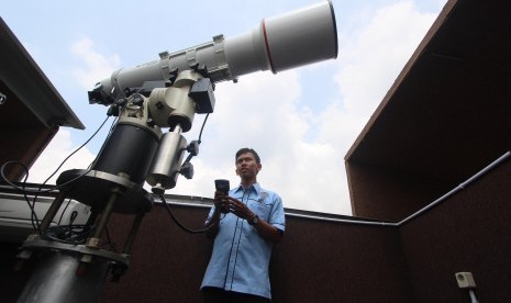 Petugas melakukan uji coba peralatan teleskop yang akan digunakan untuk mengamati gerhana matahari (GMT) di Observatorium Ilmu Falak Universitas Muhammadiyah Sumatera Utara, Medan, Sumut, Senin (7/3). 