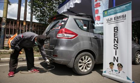 Petugas melakukan uji emisi kendaraan roda empat di Jalan M.H Thamrin, Kota Tangerang, Banten, Selasa (2/11/2021). Dinas Lingkungan Hidup Kota Tangerang menggelar uji emisi secara gratis bagi kendaraan roda empat untuk mengukur besarnya buangan gas emisi kendaraan warga di Kota Tangerang. 