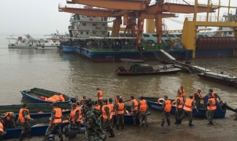 Petugas melakukan upaya penyelamatan setelah kapal Dongfangzixing tenggelam di Sungai Yangtze, Cina, Senin (1/6).