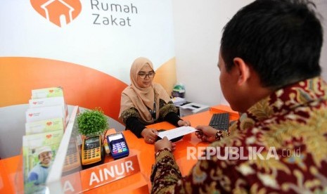 Petugas melayani donatur di Kantor Layanan Rumah Zakat, Matraman, Jakarta, Jumat (16/11).