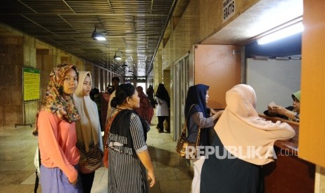  Petugas melayani jamaah yang hendak meminjam mukena di Masjid Istiqlal, Jakarta, Ahad (4\12).