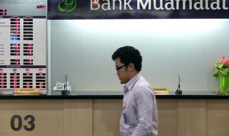 Petugas melayani nasabah di banking hall salah satu kantor cabang Bank Muamalat, Jakarta, beberapa waktu lalu.