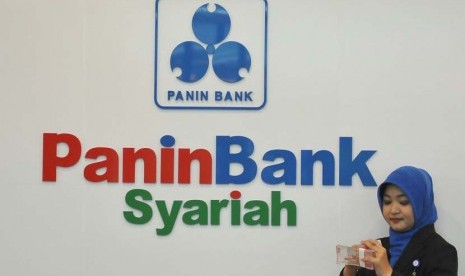 Petugas melayani nasabah di banking hall salah satu kantor cabang Bank Panin Syariah, Jakarta,Rabu (7/5). 