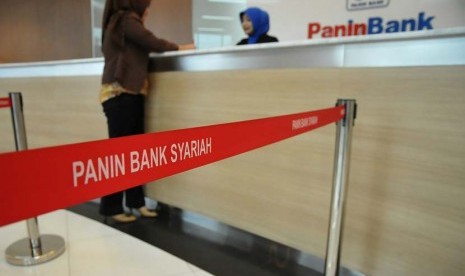 Petugas melayani nasabah di banking hall salah satu kantor cabang Bank Panin Syariah, Jakarta,Rabu (7/5). 