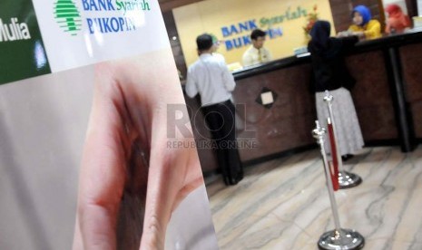 Petugas melayani nasabah di banking hall salah satu kantor cabang Bank Syariah Bukopin Jakarta, Senin (25/8).(Republika/Prayogi)