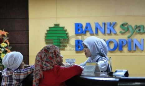 Petugas melayani nasabah di banking hall salah satu kantor cabang Bank Syariah Bukopin, Jakarta, Kamis (25/9).(Republika/Prayogi)