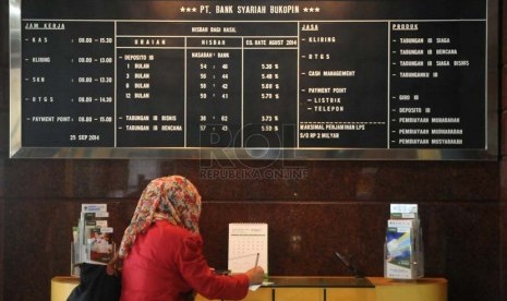 Petugas melayani nasabah di banking hall salah satu kantor cabang Bank Syariah Bukopin, Jakarta, Kamis (25/9).(Republika/Prayogi)