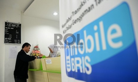 Petugas melayani nasabah di kantor BRI Syariah, Jakarta, Selasa (27/1).(Republika/Prayogi)