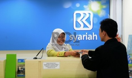 Petugas melayani nasabah di kantor BRI Syariah, Jakarta, Selasa (27/1).(Republika/Prayogi)