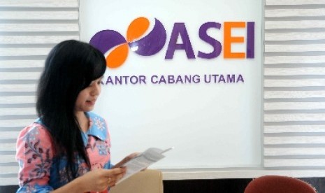 Petugas melayani nasabah di kantor cabang utama ASEI di Jakarta.