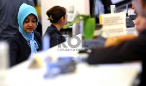 Petugas melayani nasabah di kantor layanan Bank Mandiri, Jakarta, Senin (11/8).(Republika/Wihdan Hidayat)