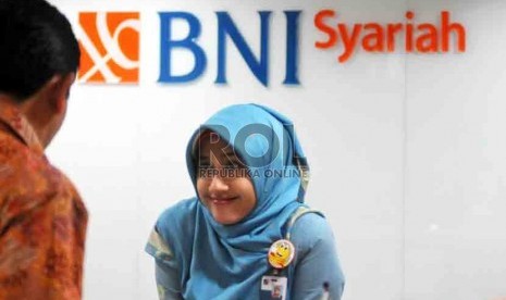  Petugas melayani nasabah di kantor layanan BNI Syariah, Jakarta, Selasa (19/8). (Republika/ Wihdan)