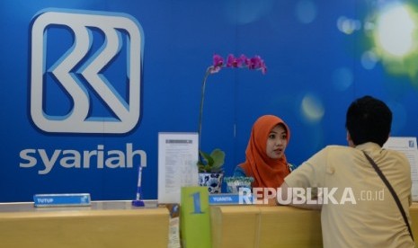 Petugas melayani nasabah di kantor layanan BRI Syariah, Jakarta, Rabu (6/4).