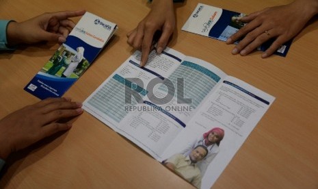 Petugas melayani nasabah di kantor pelayanan Asuransi Takaful Keluarga , Jakarta, Kamis (29/1).(Republika/Prayogi)