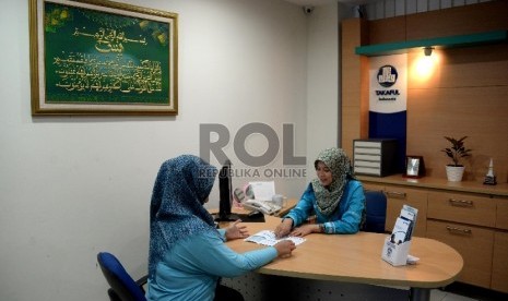 Petugas melayani nasabah di kantor pelayanan Asuransi Takaful Keluarga , Jakarta, Rabu (18/3).