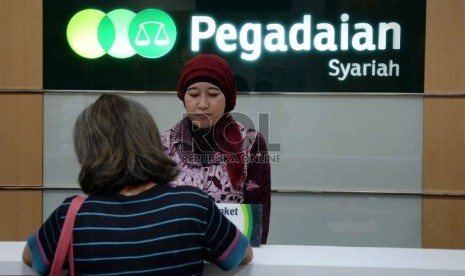 Petugas melayani nasabah di Pegadaian Syariah, Jakarta, Rabu (4/3).(Republika/ Yasin Habibi)