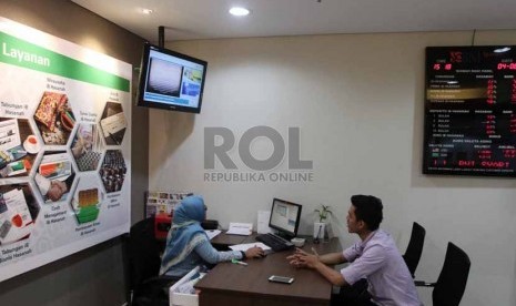 Petugas melayani nasabah di salah satu Banking Hall BNI Syariah, Jakarta, Senin (4/8). (Republika/Adhi Wicaksono)