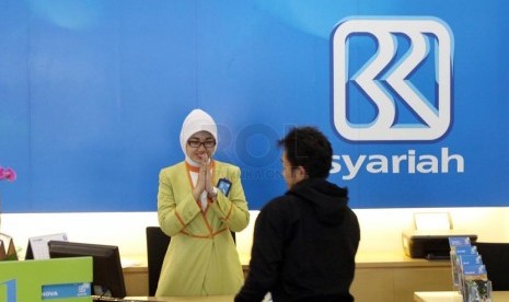 Petugas melayani nasabah di salah satu kantor cabang Bank Rakyat Indonesia (BRI) Syariah, Jakarta, Kamis (20/3).