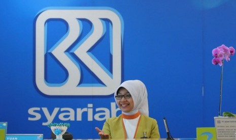 Petugas melayani nasabah di salah satu kantor cabang Bank Rakyat Indonesia (BRI) Syariah, Jakarta, Selasa (13/5).