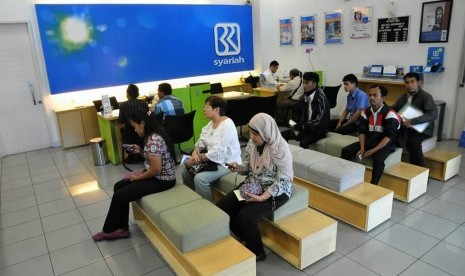 Petugas melayani nasabah di salah satu kantor cabang Bank Rakyat Indonesia (BRI). 