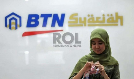 Petugas melayani nasabah dibanking hall kantor cabang Bank Tabungan Negara (BTN) Syariah di Jakarta.