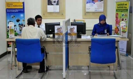 Petugas melayani nasabah dibanking hall salah satu kantor cabang Bank Tabungan Negara (BTN) Syariah di Jakarta.