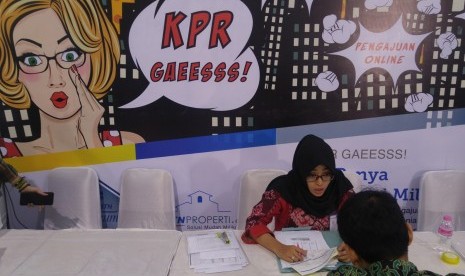 Petugas melayani nasabah Kredit Pemilikan Rumah (KPR) saat Akad KPR Massal dalam rangka menyambut HUT ke-42 KPR Bank Tabungan Negara (BTN).