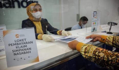 Petugas melayani nasabah di Bank Mandiri Bandung, Jawa Barat. perseroan mengembangkan layanan Mandiri Hospital Application Solution (MHAS) untuk mendukung fasilitas kesehatan (faskes) seperti rumah sakit dan klinik kesehatan dalam melakukan tata kelola keuangan agar dapat mengoptimalkan layanan kesehatan bagi masyarakat.