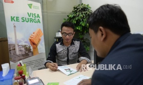 Petugas melayani pembayaran zakat di Gerai Dompet Dhuafa di Jakarta, Jumat (14/7). 