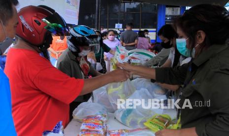 Petugas melayani pembelian minyak goreng pada operasi pasar murah di Kupang, NTT, Jumat (18/3/2022). Operasi pasar yang diselanggarakan Bulog NTT bekerja sama dengan Disperindag NTT dan tujuh distributor minyak goreng itu menyediakan kurang lebih 9.000 ribu liter minyak goreng dengan harga berkisar Rp12.500 hingga Rp14.000 perliter tergantung dari merek. 