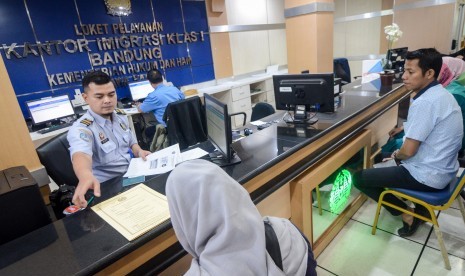 Petugas melayani pemohon paspor di Kantor Imigrasi Kelas I Bandung, Jawa Barat