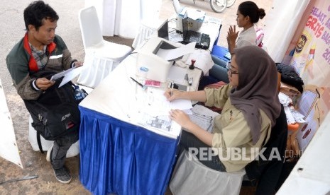 Petugas melayani pendaftar mudik gratis 2017 / Ilustrasi 