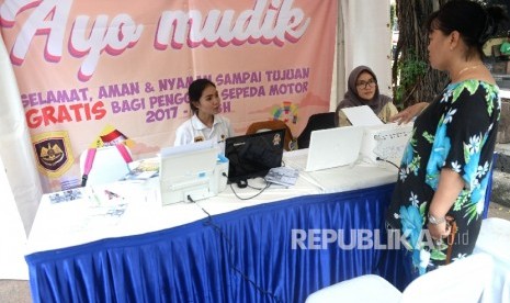 Petugas melayani pendaftar mudik gratis 2017 oleh Kemnhub di GOR Bulungan, Blok M, Jakarta, Senin (22/5).