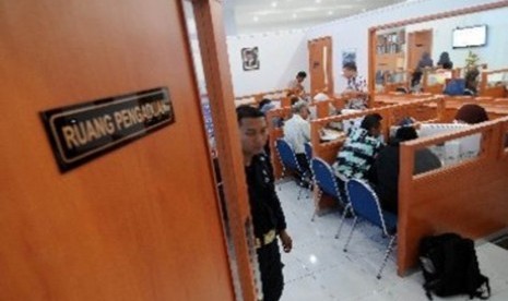 Petugas melayani pengaduan keluarga TKI di kantor Pelayanan Pengaduan TKI di Badan Nasional Penempatan dan Perlindungan Tenaga Kerja Indonesia (BNP2TKI), Jakarta.