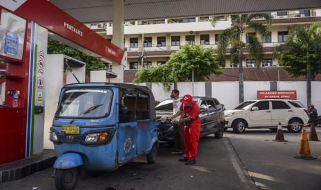 Petugas melayani pengisian BBM jenis Pertalite di Jakarta, Sabtu (3/9/2022).