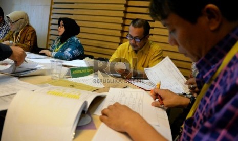 Petugas melayani penyerahkan Laporan Harta Kekayaan Penyelenggara Negara (LHKPN) untuk para bakal calon kepala daerah yang akan mengikuti pilkada serentak di Gedung KPK (ilustrasi)