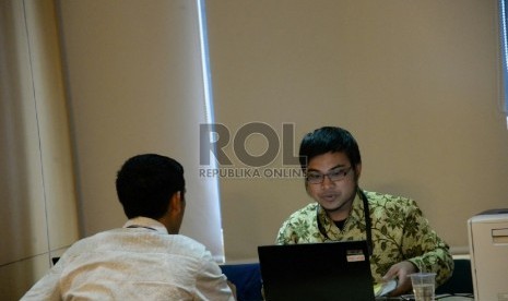 Petugas melayani penyerahkan Laporan Harta Kekayaan Penyelenggara Negara (LHKPN) untuk para bakal calon kepala daerah yang akan mengikuti pilkada serentak di Gedung KPK (ilustrasi)