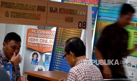 Petugas melayani perpanjangan SIM di Mall Pelayanan Publik, Jakarta (ilustrasi). Sebanyak delapan gerai sim di pusat perbelanjaan di Jakarta akan dibuka kembali pada Senin (15/6).